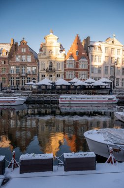 Gent, Belçika - 6 Ocak 2026: Ghents Eski Kasabası kış tatillerinde karla kaplandı.