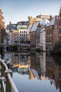 Gent, Belçika - 6 Ocak 2026: Ghents Eski Kasabası kış tatillerinde karla kaplandı.