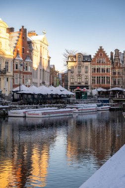 Gent, Belçika - 6 Ocak 2026: Ghents Eski Kasabası kış tatillerinde karla kaplandı.