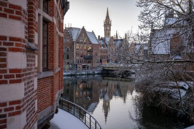 Gent, Belçika - 6 Ocak 2026: Ghents Eski Kasabası kış tatillerinde karla kaplandı.