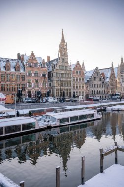 Gent, Belçika - 6 Ocak 2026: Ghents Eski Kasabası kış tatillerinde karla kaplandı.