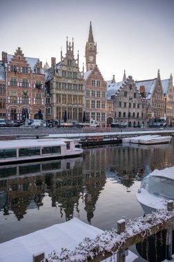 Gent, Belçika - 6 Ocak 2026: Ghents Eski Kasabası kış tatillerinde karla kaplandı.