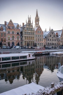 Gent, Belçika - 6 Ocak 2026: Ghents Eski Kasabası kış tatillerinde karla kaplandı.