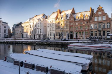 Gent, Belçika - 6 Ocak 2026: Ghents Eski Kasabası kış tatillerinde karla kaplandı.