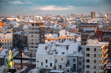 Gent, Belçika - 6 Ocak 2026: Ghents Eski Kasabası kış tatillerinde karla kaplandı.