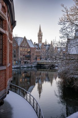 Gent, Belçika - 6 Ocak 2026: Ghents Eski Kasabası kış tatillerinde karla kaplandı.