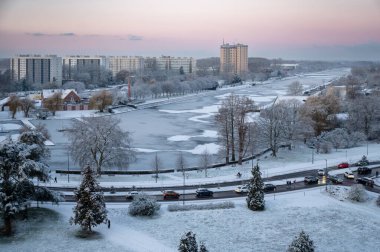 Gent, Belçika - 6 Ocak 2026: Ghents Eski Kasabası kış tatillerinde karla kaplandı.