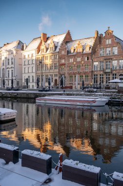 Gent, Belçika - 6 Ocak 2026: Ghents Eski Kasabası kış tatillerinde karla kaplandı.