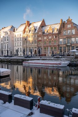 Gent, Belçika - 6 Ocak 2026: Ghents Eski Kasabası kış tatillerinde karla kaplandı.