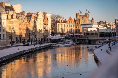 Gent, Belçika - 6 Ocak 2026: Ghents Eski Kasabası kış tatillerinde karla kaplandı.