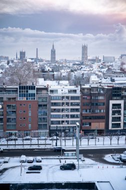 Gent, Belçika - 6 Ocak 2026: Ghents Eski Kasabası kış tatillerinde karla kaplandı.
