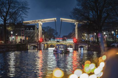 Amsterdam, Hollanda - 3 Ocak 2026: Tekneden kalma tarihi yapılar, sakin kış kanalı sularına yansıdı