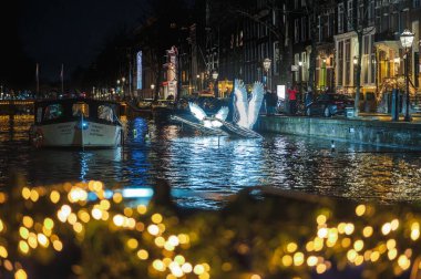 Amsterdam, Hollanda - 3 Ocak 2026: Tekneden kalma tarihi yapılar, sakin kış kanalı sularına yansıdı