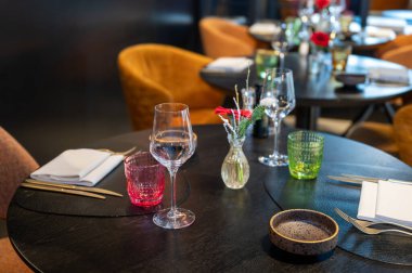 Sıcak ışıklandırma ve zarif dekorla modern tarzda dizayn edilmiş rahat bir restoranın şık iç mimarisi..