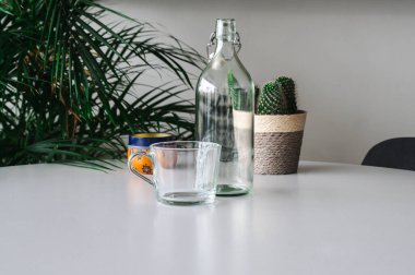 Masada şeffaf şişe ve bardak var. Yüksek kalite fotoğraf