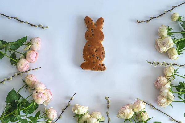 Paskalya kutlaması yazıtları. Etrafı güllerle ve tavşanlarla çevrili..