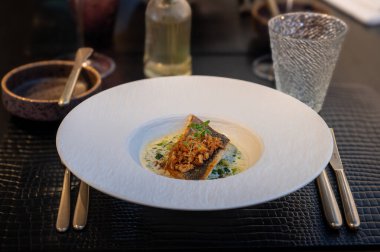 Zarif altın garnitürlü, zarif bir restoran atmosferinde servis edilen zarif bir balık başlangıç yemeği..