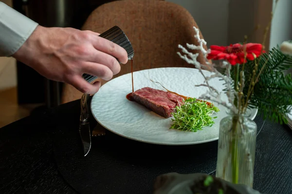 Mükemmel pişirilmiş çizgili bifteğe yakın plan koyu arkaplanda yumuşak, sulu bir doku..
