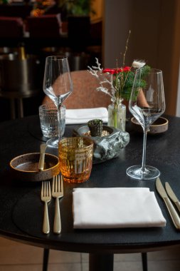 Zarif bir restoran atmosferinde şefin iltifatı olarak sunulan çok güzel bir sunum..