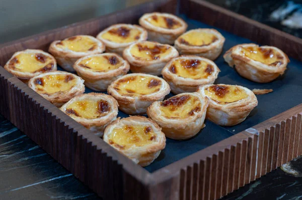 Yumurtalı tart, geleneksel Portekiz tatlısı, pastel de nata. Yüksek kalite fotoğraf