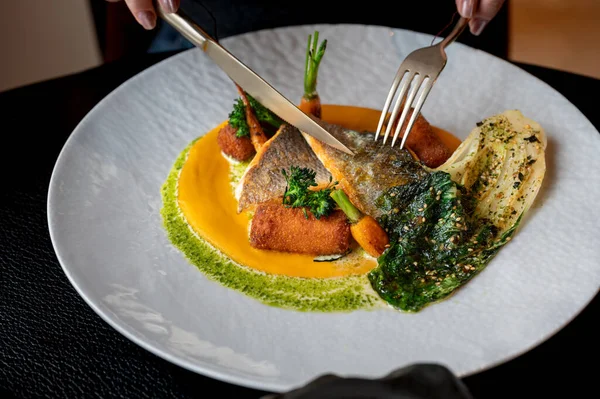 Altın aksanlı bir gurme balık yemeği, lüks mutfaklar ve güzel yemekler..