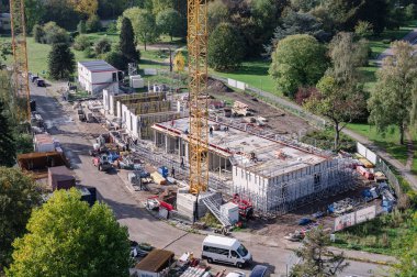 Belçika, Gent - 10 Ekim 2025 - İnşaat alanı konut inşaatı sürecini gösteriyor.