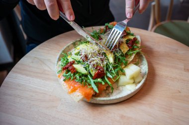 Somon, avokado yağı, marul ve domates salatası içeren lezzetli bruschetta..