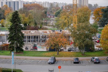 Belçika, Gent - 8 Kasım 2025 - Görünür yapıları olan modern bir konut inşaatı.