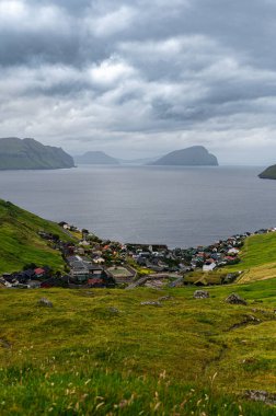 Sarp yeşil uçurumlar, çarpan dalgalar ve kasvetli kuzey atmosferiyle el değmemiş doğa..