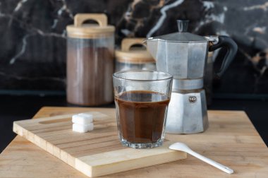 Sıcak iç kısımda, ahşap tepside servis edilen taze kahve..