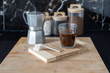 Sıcak kahve fincanı ahşap tepside sıcak atmosfer yaratır..