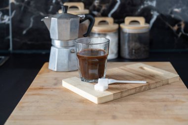 Ahşap tepside düzgünce hazırlanmış kahve..