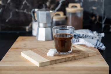 Doğal ahşap servis tepsisine taze demlenmiş kahve..