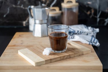 Tahta tepside sade ve rahat bir kahve seti..