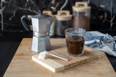 Sıcak kahve fincanı sade ahşap tepside dizilmiş..