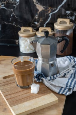 Kahvaltı için ahşap tepsiye konmuş sıcak kahve fincanı..