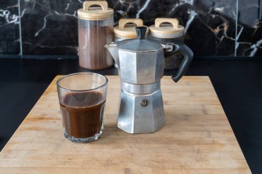 Kırsal ahşap tepside servis edilen bir fincan taze demlenmiş kahve..