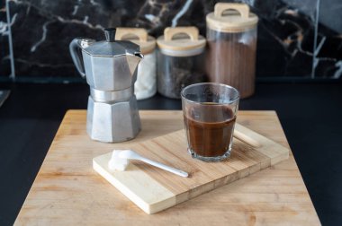 Tahta tepside sunulan taze demlenmiş kahve..