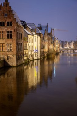 Gent, Belçika - 15 Şubat 2026: Gent 'in Eski Kasabası kış tatilleri boyunca karla kaplıydı.