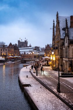 Gent, Belçika - 15 Şubat 2026: Ghents Old Town kış tatilinde karla kaplandı.