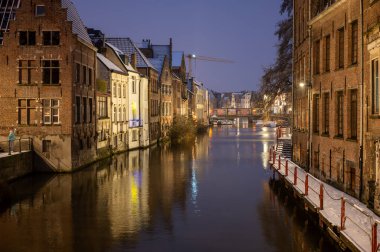 Gent, Belçika - 15 Şubat 2026: Ghents Old Town kış tatilinde karla kaplandı.