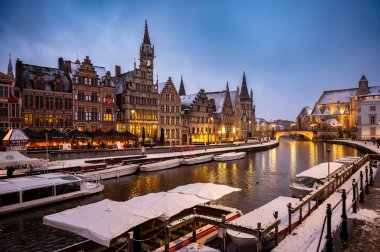 Gent, Belçika - 15 Şubat 2026: Ghents Old Town kış tatilinde karla kaplandı.