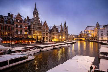 Gent, Belçika - 15 Şubat 2026: Ghents Old Town kış tatilinde karla kaplandı.