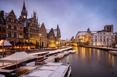 Gent, Belçika - 15 Şubat 2026: Ghents Old Town kış tatilinde karla kaplandı.