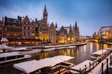 Gent, Belçika - 15 Şubat 2026: Ghents Old Town kış tatilinde karla kaplandı.