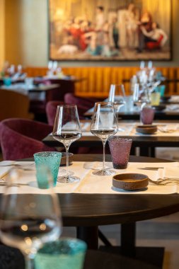 Cam kaplama ve kaplama detay ile şef tatma kurulumu, modern tablo renklendirme sunumu