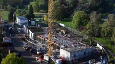 Belçika, Gent - 16 Ekim 2025 - Kentsel bir çevrede inşa edilen yeni konut binası.