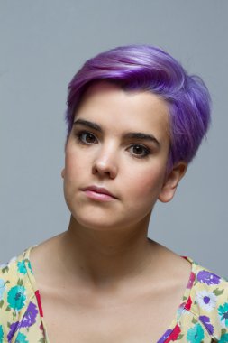 Menekşe kısa saçlı kadın kapalı