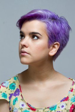 Menekşe kısa saçlı kadın arıyorum
