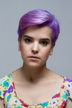 Camer ciddi görünümlü Menekşe kısa saçlı kadın